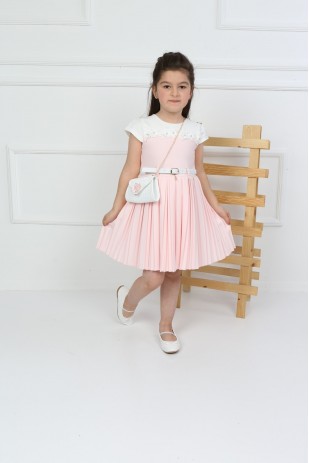 فستان بناتي باللون الوردي على شكل حقيبة مطوي