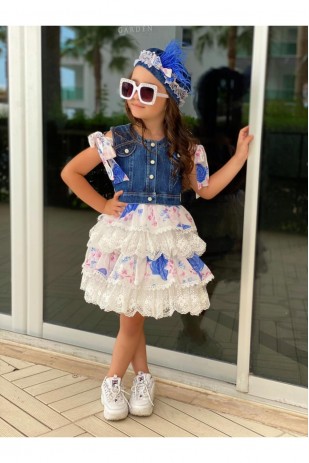 فستان من الدنيم مع قبعة مكشكشة