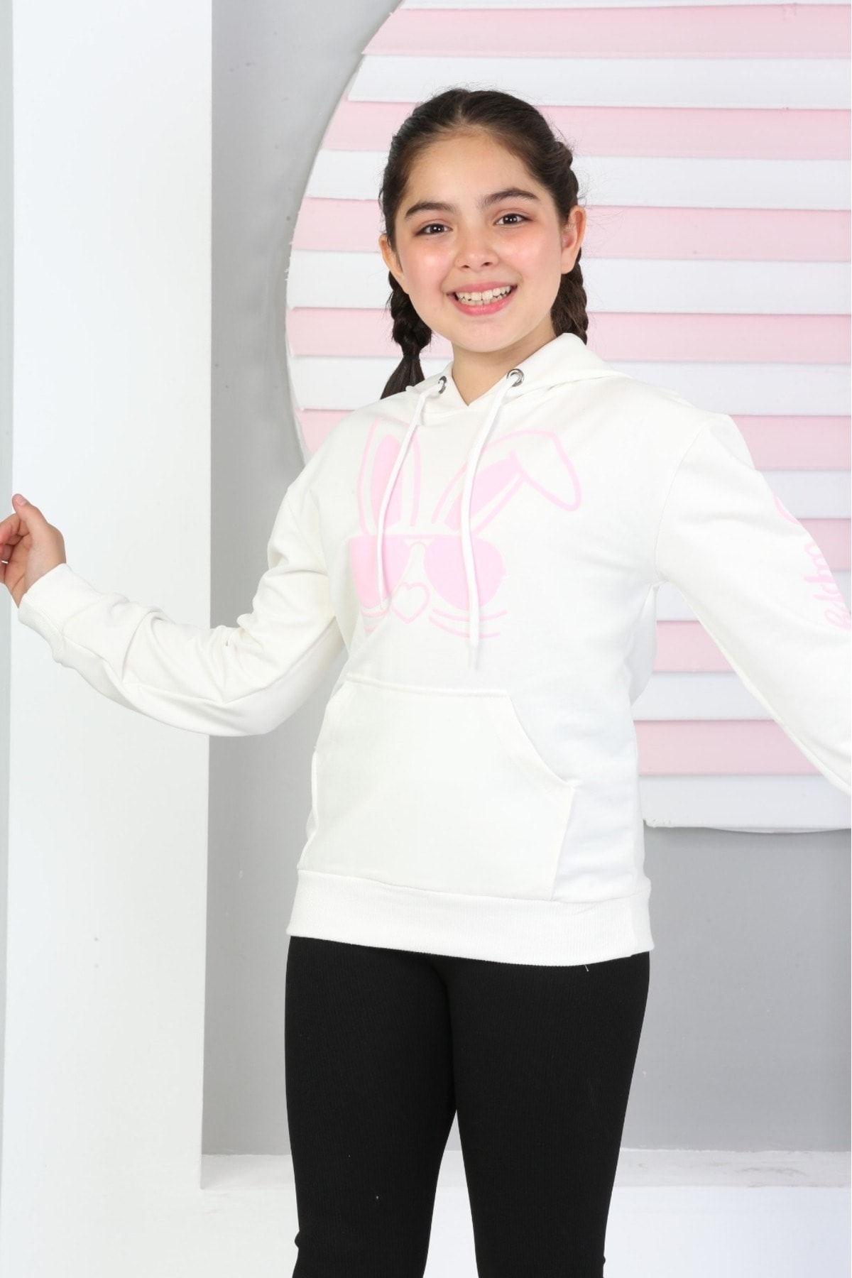 İKİ İPLİK ŞARDANSUZ TAVŞAN BASKILI KAPŞONLU CEPLİ SWEATSHİRT