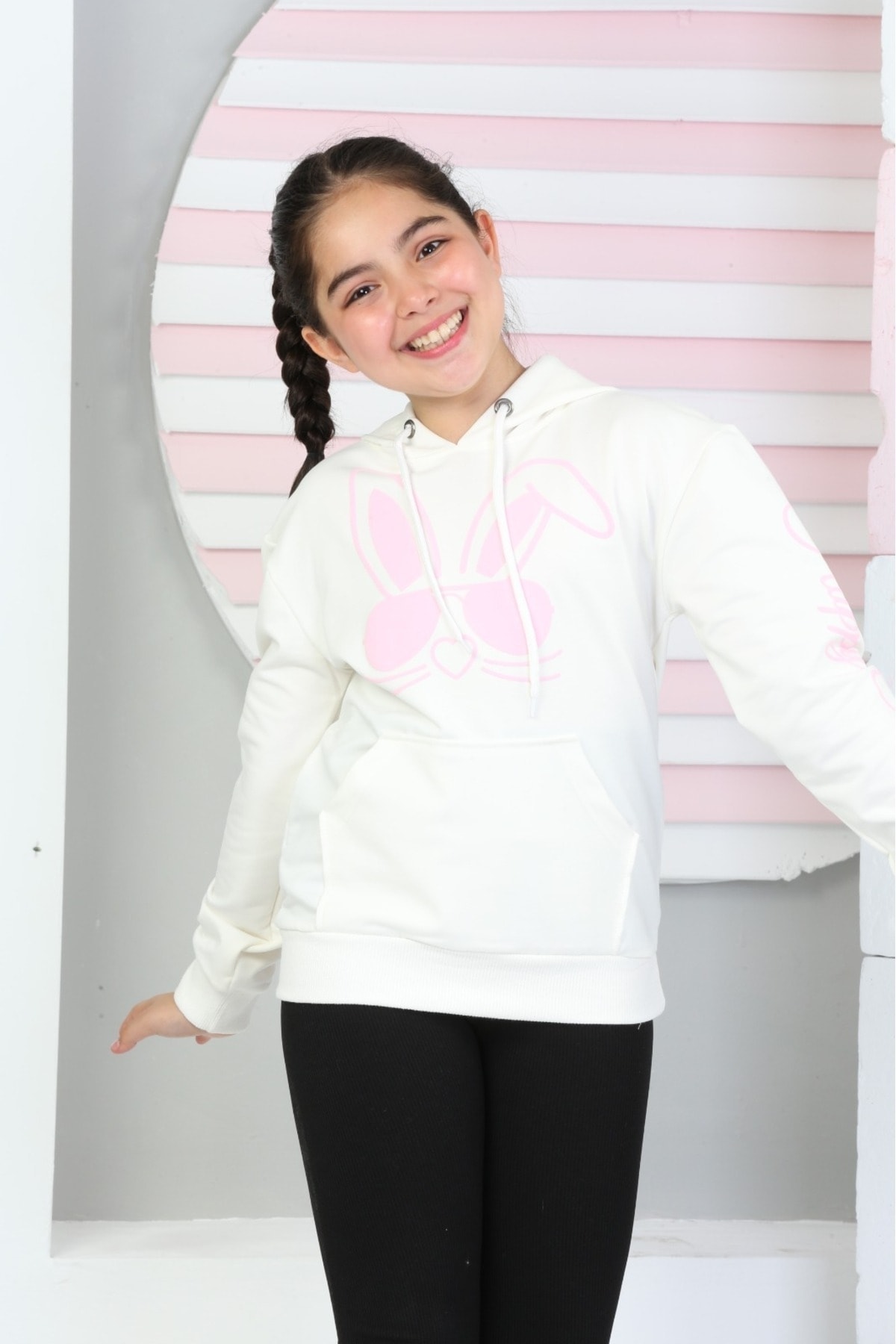 İKİ İPLİK ŞARDANSUZ TAVŞAN BASKILI KAPŞONLU CEPLİ SWEATSHİRT