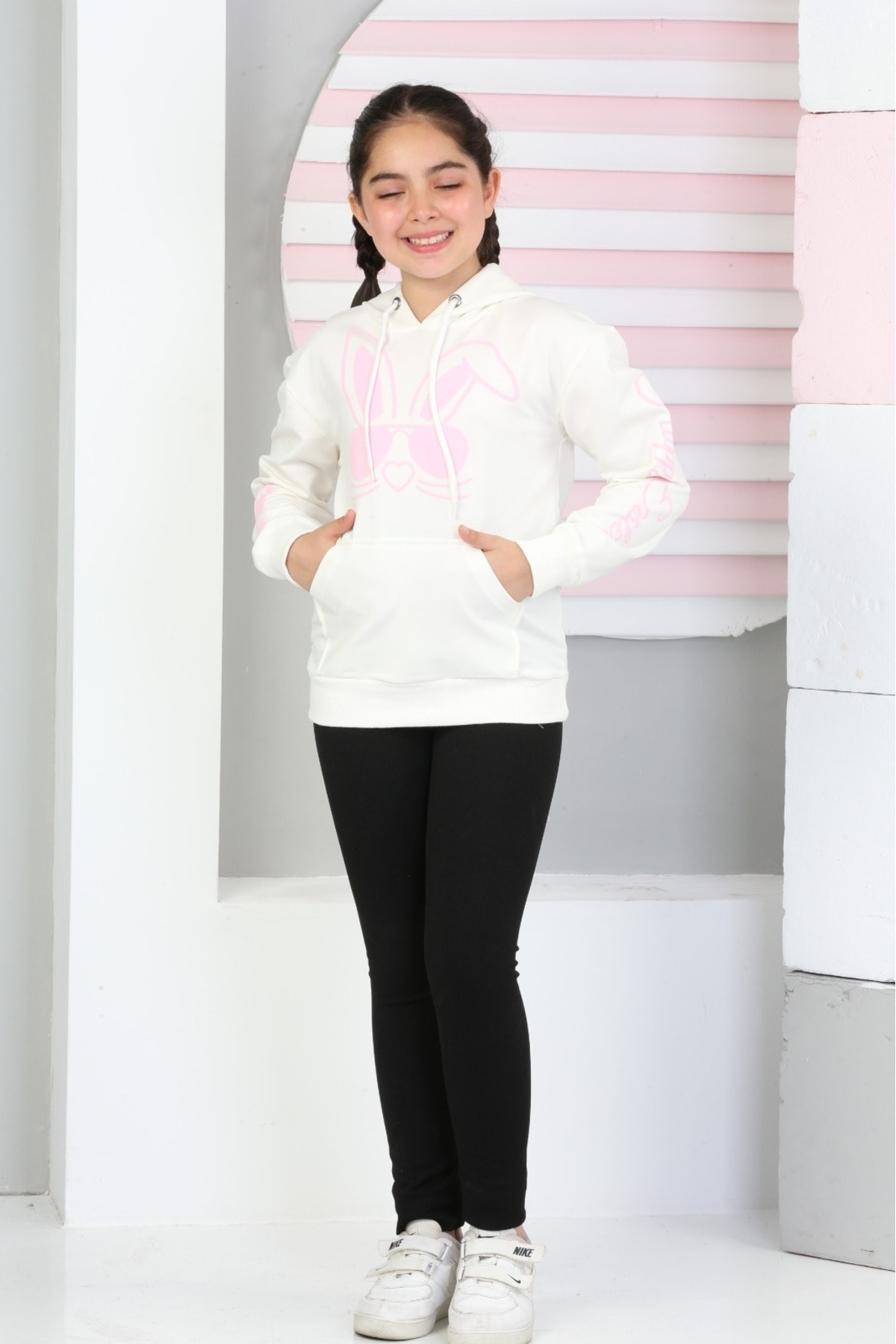 İKİ İPLİK ŞARDANSUZ TAVŞAN BASKILI KAPŞONLU CEPLİ SWEATSHİRT