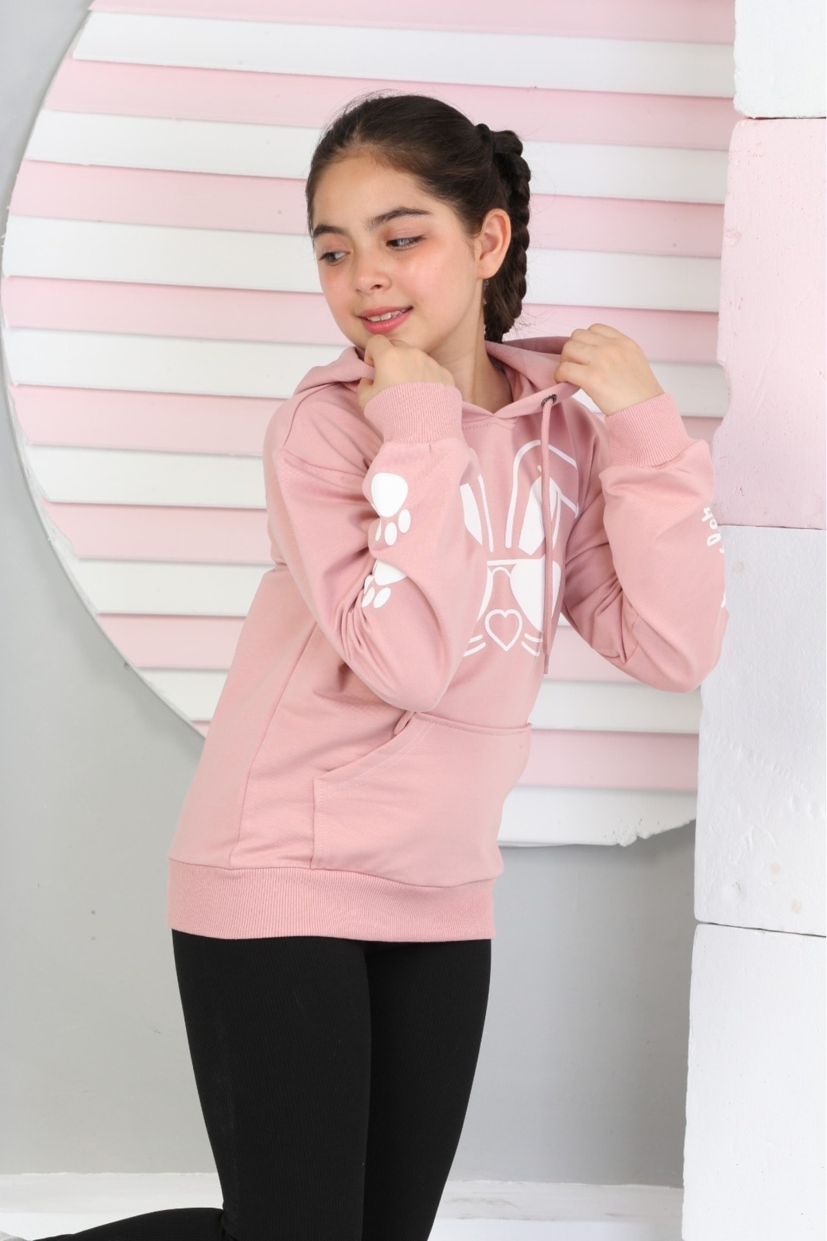 İKİ İPLİK ŞARDANSUZ TAVŞAN BASKILI KAPŞONLU CEPLİ SWEATSHİRT