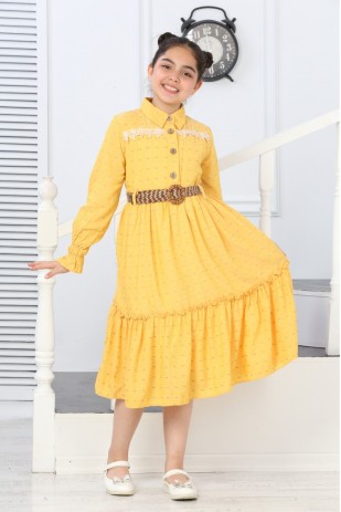 LANGÄRMELIGES, GLÄNZENDES KLEID MIT GÜRTEL MIT KNÖPFE