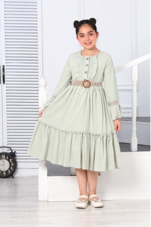 KELLNERKLEID MIT SILBERTEM STOFF, GÜRTEL, KNÖPFEN, ÄRMELN UND SPITZENDETAILS